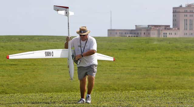 Lee Montgomery of Wellington carries his electric power glider. A small electric engine aids the glider, which has a wing span of five meters, to climb and and use the wind to extend flight time. (Photo by Bill Ingram/The Palm Beach Post)
