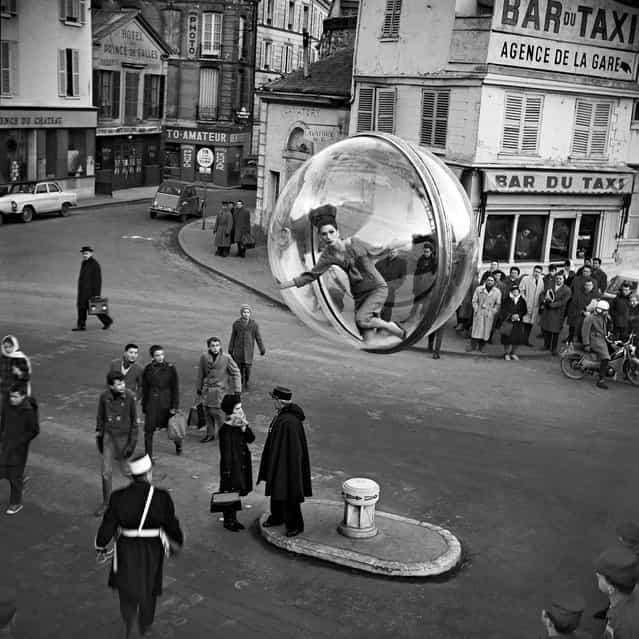 [Paris 1963] – Harper's Bazaar [Bubble] Spring Collection. (Photo by Melvin Sokolsky)
