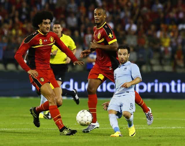 France's Mathieu Valbuena (R) is challenged by Belgium's Marouane Fellaini (L) and Vincent Kompany (C) during their international friendly soccer match at the King Baudouin stadium in Brussels August 14, 2013. (Photo by Yves Herman/Reuters)
