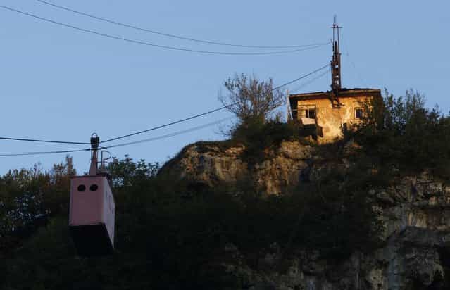 A cable car passes above the town of Chiatura, some 220 km (136 miles) northwest of Tbilisi, September 12, 2013. (Photo by David Mdzinarishvili/Reuters)