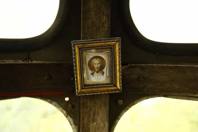 An icon of Jesus is seen inside a cable car in the town of Chiatura, some 220 km (136 miles) northwest of Tbilisi, September 25, 2013. (Photo by David Mdzinarishvili/Reuters)
