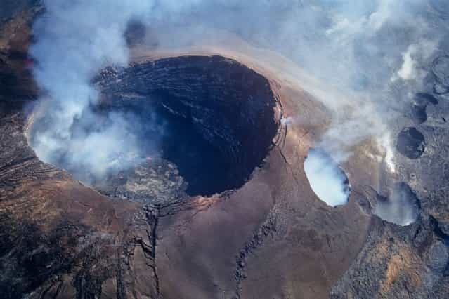 A shot of Pu'uo crater, the main source of lava from Kilauea, taken from a helicopter in Kilaura, Hawaii. (Photo by Kirk Aeder/Barcroft Media)