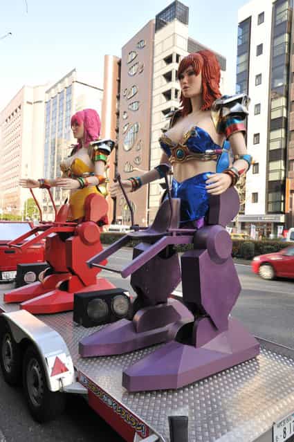 The giant fembots circling the streets advertising the extravagant Robot Restaurant in Shinjuku’s Kabukicho area, Tokio, on March 21, 2013. (Photo by Tokyobling.wordpress.com)