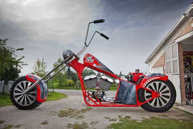 The world's largest rideable motorcycle measuring 5.10 meters (16ft 8.78 in) from the ground to the top of the handlebars. (Photo by PA Wire)