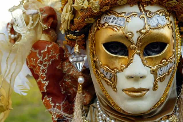 A masked reveller is seen at the 2005 Venice Carnival on February 4, 2005 in Venice, Italy. (Photo by Giuseppe Cacace)