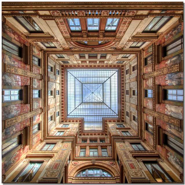 [The gallery]. La Galleria Sciarra è una galleria pedonale di Roma, sita tra via Marco Minghetti, vicolo Sciarra e piazza dell'Oratorio, nel rione Trevi. (Stefano Scarselli)