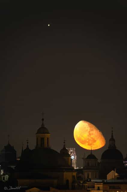 [Jupiter and Moon over Madrid]. (danicaxete)