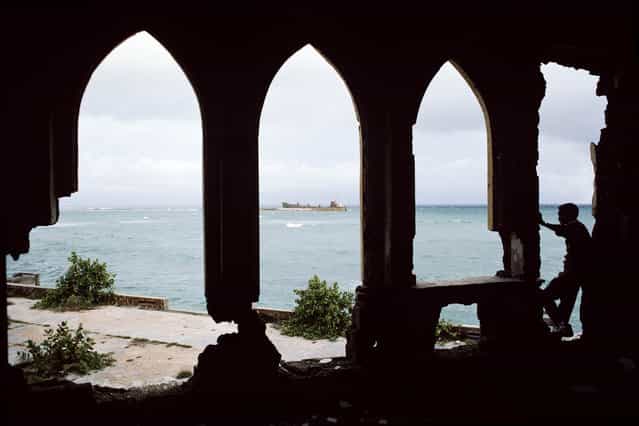 Somalia. Ruins of the Mogadishu port in July 1992. (Jean-Claude Coutausse)