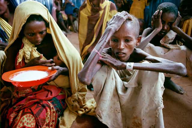 North Kenya, Liboi. Feeding center in Somali refugee camp in Dagahaley in July 1992. (Jean-Claude Coutausse)