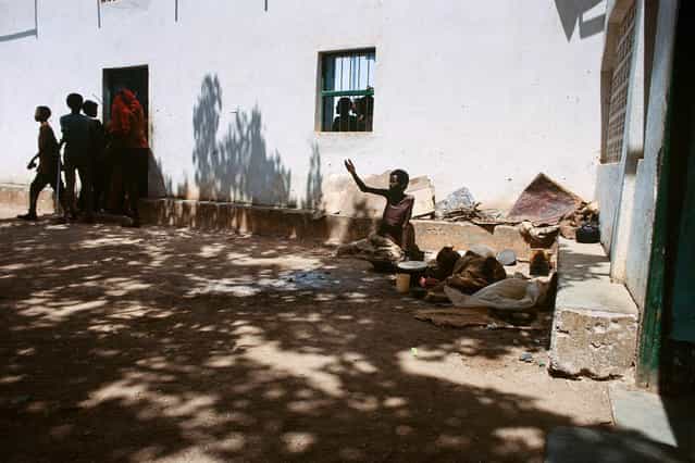 Somalia, Kurtun Warey. Feeding center for the persons displaced by the civil war in July 1992. (Jean-Claude Coutausse)