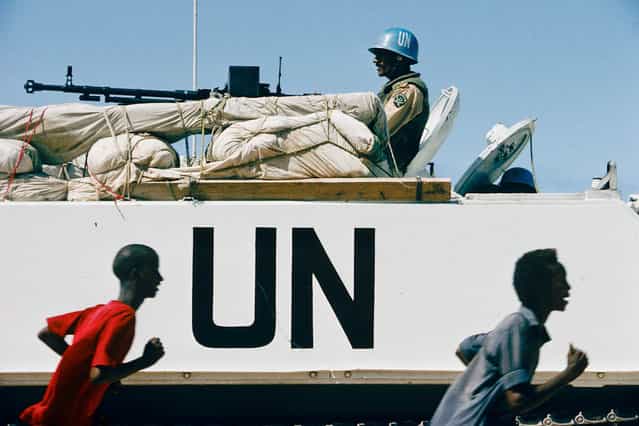 Somalia, Mogadishu. Somalians and Pakistani soldiers under UN mandate in July 1993. (Jean-Claude Coutausse)