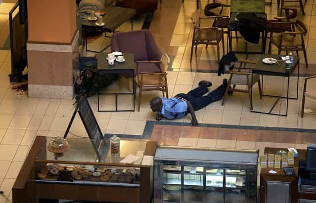 Authorities search through the mall for gunmen. (Photo by Tyler Hicks/The New York Times)