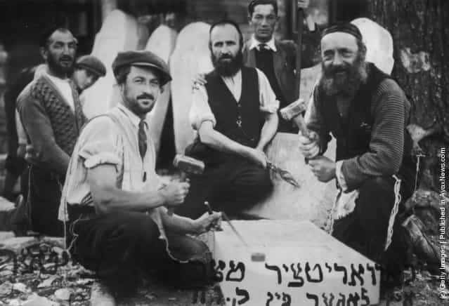 Jewish stone masons at work, 1915