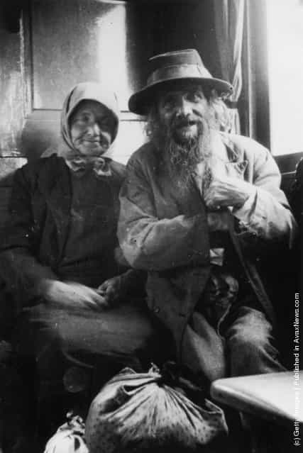 circa 1925: An elderly Jewish couple en route to Palestine
