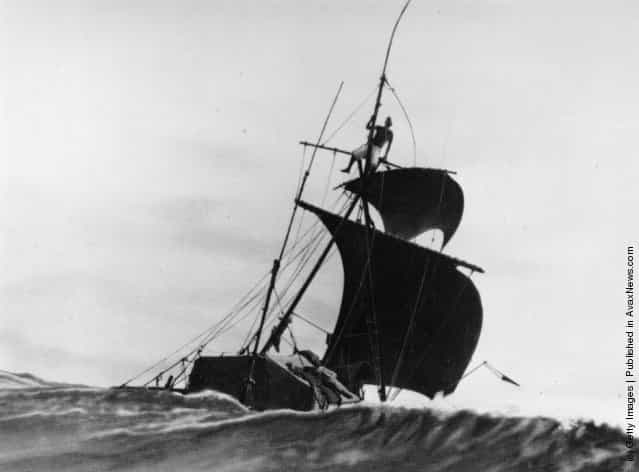 Thor Heyerdahl and his balsa raft Kon-Tiki, 1947