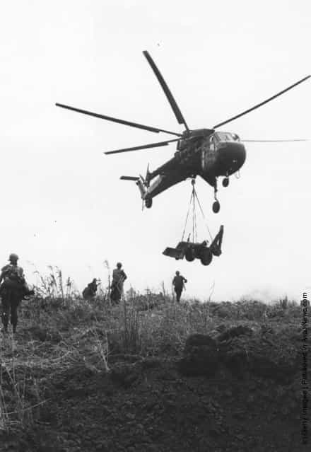 Air Cavalry being moved from Command Post Stud to Khe Sanh landing zone using a Sikorsky S-64 Skycrane