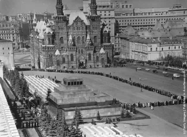 1963: Queues in Moscow's Red Square to see the Lenin Mausoleum