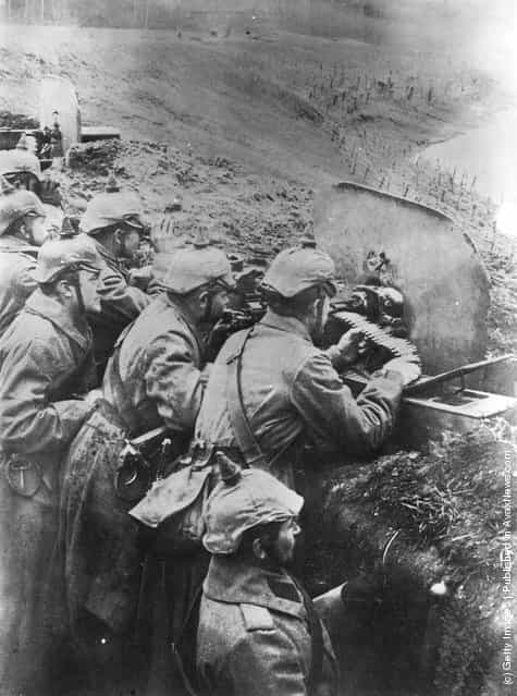 1915: German soldiers operating a machine gun from a trench on Russias Eastern Front