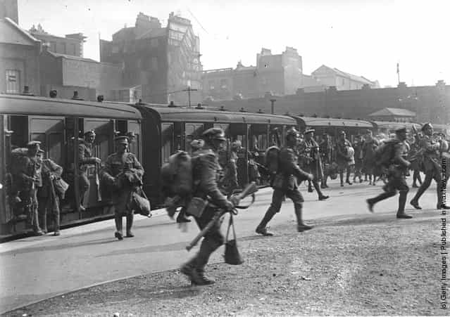 1915: Troops leaving railway carriages at Victoria Station, London
