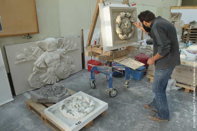 Sculptors Recreate Facade Elements Of Berliner Schloss