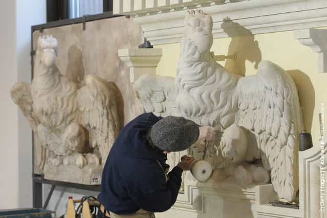 Sculptors Recreate Facade Elements Of Berliner Schloss