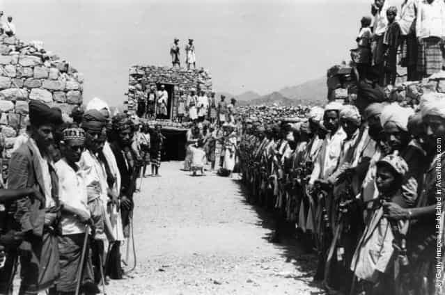1963: Bedouin and Yemeni troops at the police fort of Marbakh