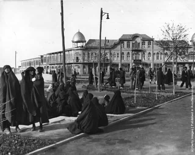 1950: The central square of Hamadan where veiled women gather together
