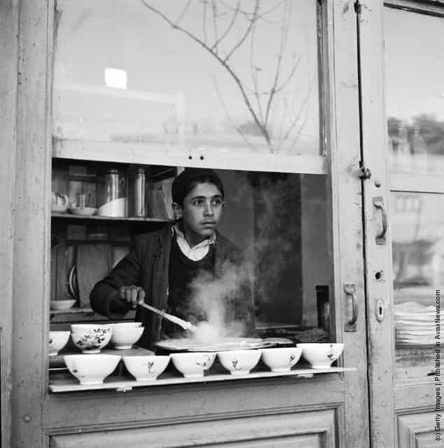 1952: A street stall in Teheran selling bowls of steaming soup