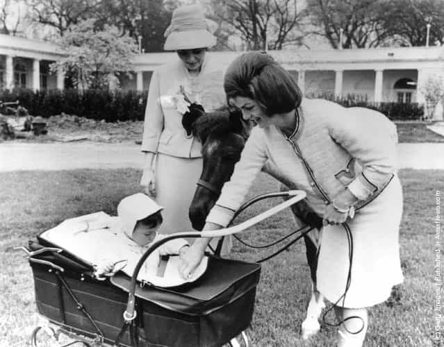 American first lady, Jackie Kennedy (1929 - 1994) (wife of US President John F. Kennedy), introduces her son, John Kennedy Jr. (1960 - 1999) to Farah, Empress Of Persia in the grounds of the White House, 1962