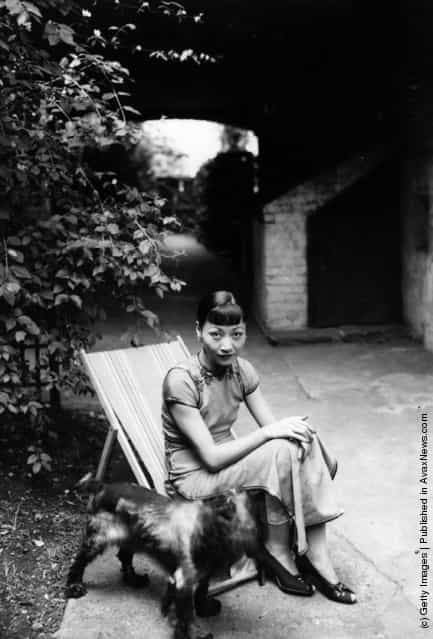 1937: Anna May Wong (1907 - 1961), born Wong Liu Tsong, in the garden with her dog