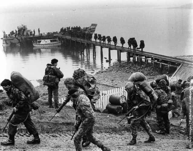 British troops arriving in the Falklands Islands during the Falklands War