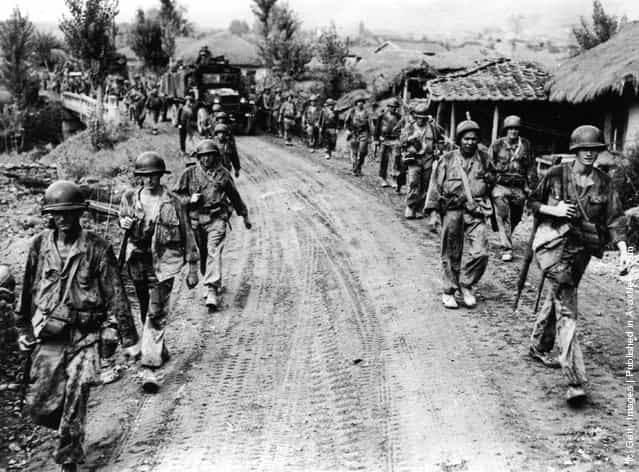 Battle-weary American troops withdraw from Yong San in Korea, 1950