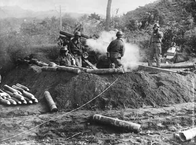 An American gun crew firing a 105 mm Howitzer during the Korean War, 4th August 1950