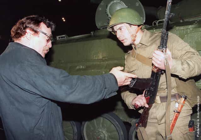A pro-democracy demonstrator argues with a Soviet soldier late on August 20, 1991, as a tank blocked access to the center of Moscow