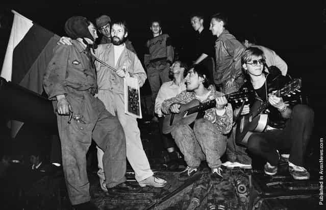 Residents play music and talk to soldiers in front of the Russian White House in central Moscow early on August 20, 1991
