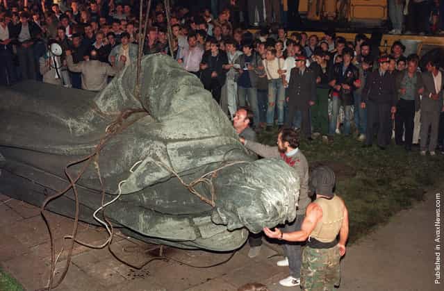 A crowd watches the statue of KGB founder Dzerzhinsky being toppled in Lubyanskaya Square in Moscow, on August 22, 1991