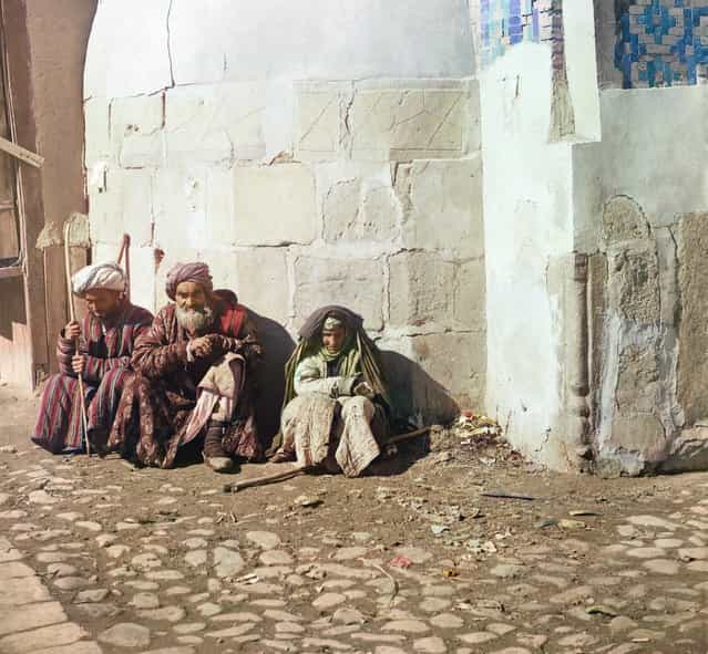 Photos by Sergey Prokudin-Gorsky. Beggars. Russia, Samarkand, 1911
