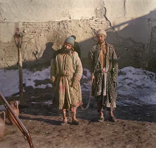 Photos by Sergey Prokudin-Gorsky. Chained prisoners. Russia, Emirate of Bukhara, Bukhara area, 1907