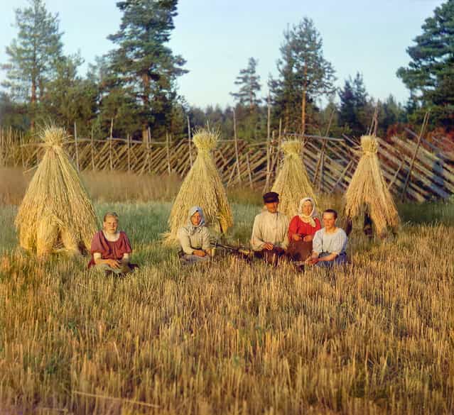 Photos by Sergey Prokudin-Gorsky. At harvest time. Russian Empire (the exact location is unknown), 1909