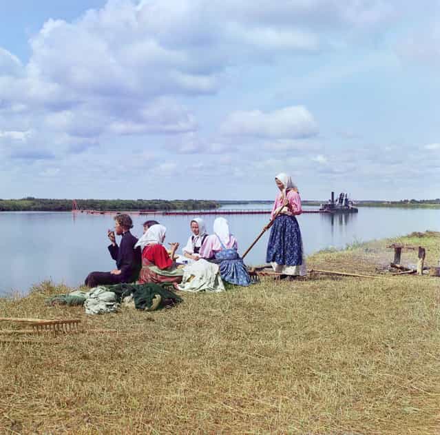 Photos by Sergey Prokudin-Gorsky. Dinner during haying. Russian Empire, Novgorod province, county Cherepovets, 1909