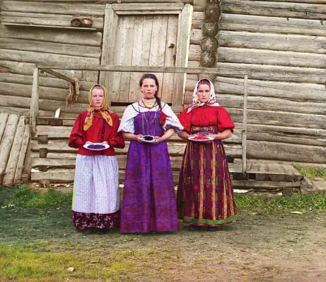 Photos by Sergey Prokudin-Gorsky. Peasant girls. Russia, Novgorod province, county Kirillov, 1909