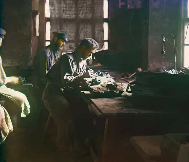 Photos by Sergey Prokudin-Gorsky. Molding of an artistic casting (Kasli Iron Works). Russia, Perm Province, Yekaterinburg uyezd (district), Kasli town, 1909