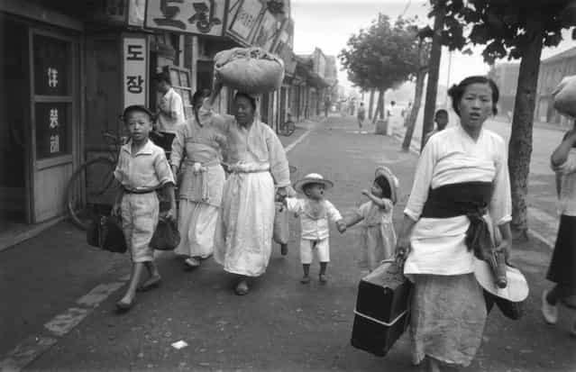 Korean refugees during the retreat south of US and Korean troops following the crossing of the 38th Parallel by the North Koreans, 1950. (Photo by Haywood Magee)