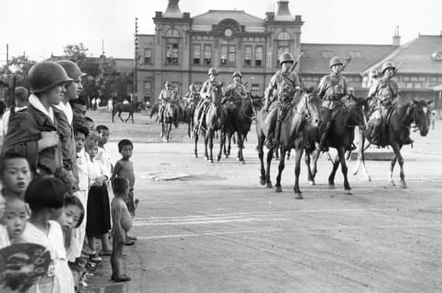 A South Korean cavalry regiment make their way to Taegu Station, on their way to the front line of the Korean War, 16th September 1950. (Photo by Bert Hardy)