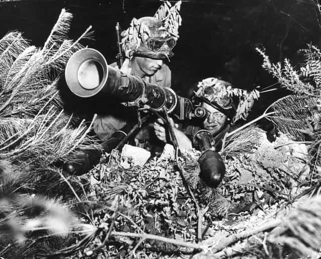 Two American soldiers operating a 3.5 inch rocket-launcher somewhere on the front line during the Korean War, August 1950. (Photo by Keystone)