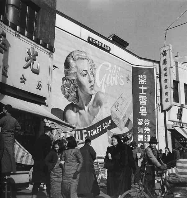 1948年1月，绘有好莱坞明星Lana Turner的广告牌 (In January 1948, painted billboards of Hollywood star Lana Turner)