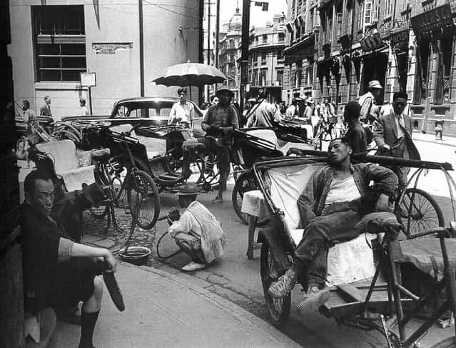 1948年5月，打磕聦的三轮车夫 (May 1948, playing knock Cong tricycle)