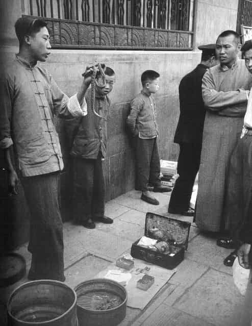 1948年5月，贩卖蛇和蛇药的小贩 (In May 1948, hawkers selling snakes and snake medicine)
