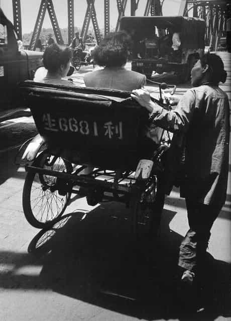 1948年5月，在外百渡桥上乞讨的女人 (In May 1948, outside the woman begging in the one hundred Bridge)