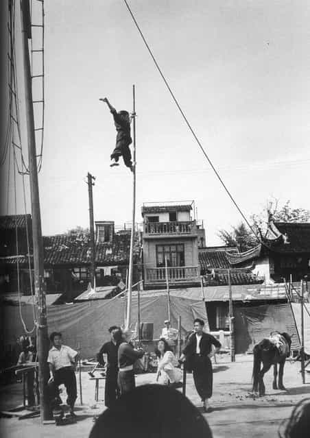 1948年5月，杂技表演 (May 1948, acrobatics)